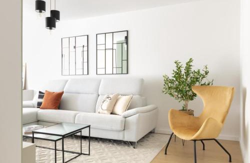 Segundo Ensanche Apartment | Atalaya sobre la Medialuna by Clabao