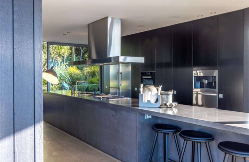 Oneroa House | Atatu Clifftop - Panoramic Sea Views