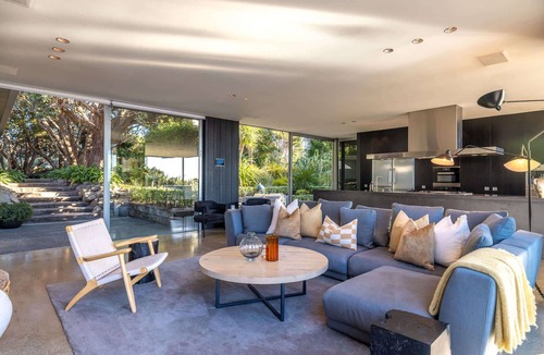 Oneroa House | Atatu Clifftop - Panoramic Sea Views