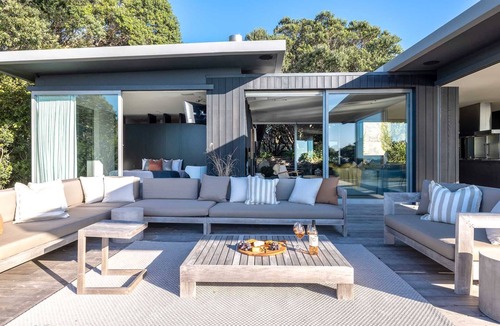 Oneroa House | Atatu Clifftop - Panoramic Sea Views