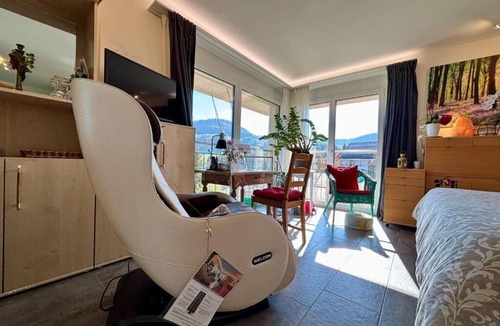 Zullwil Bed & Breakfast | Atelier 1st.fl.doubleroom kingsicebed/showerbath/balcony/mountain & castel view