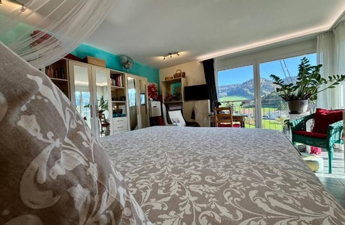 Zullwil Bed & Breakfast | Atelier 1st.fl.doubleroom kingsicebed/showerbath/balcony/mountain & castel view