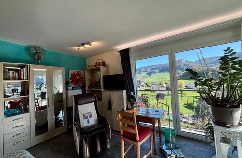 Zullwil Bed & Breakfast | Atelier 1st.fl.doubleroom kingsicebed/showerbath/balcony/mountain & castel view