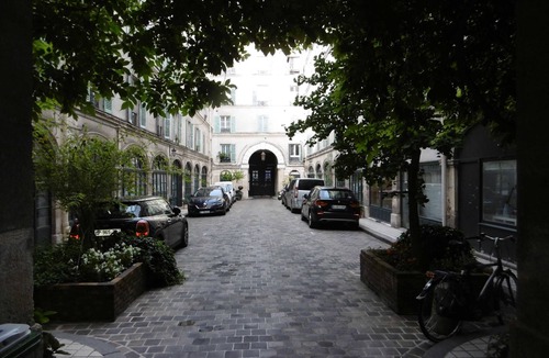 Saint-Vincent-de-Paul Apartment | Atelier d’artiste de luxe avec clim – Paris Centre