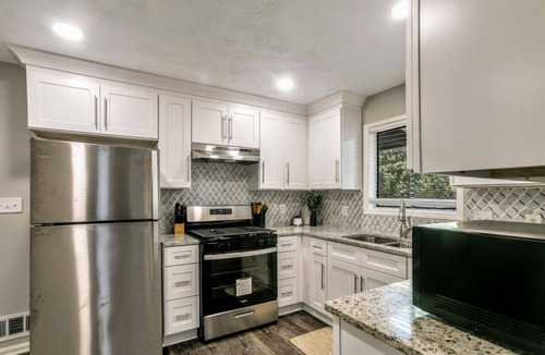 Ellenwood House | ATH - New Spacious Stepless Ranch, Modern (85Wil)