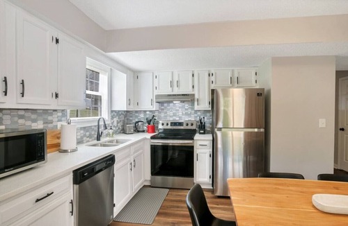 Smyrna Villa | ATH - Sleeps 4 - 2 Beds - Pet friendly - CC4