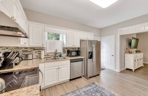 Acworth House | ATH - Sleeps 6 - 3 Beds - Pet friendly - Moonlight