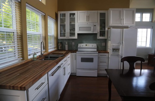 Olympia Cottage | Athens Beach Waterfront romantic retreat