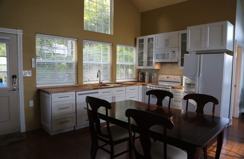 Olympia Cottage | Athens Beach Waterfront romantic retreat