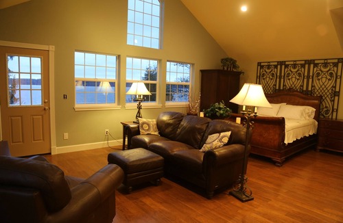 Olympia Cottage | Athens Beach Waterfront romantic retreat