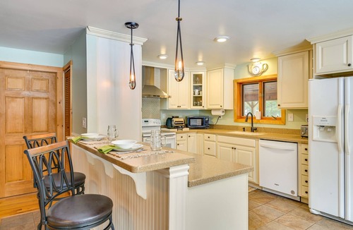 Athol Cottage | Athol Vacation Rental w/Mountain Views!