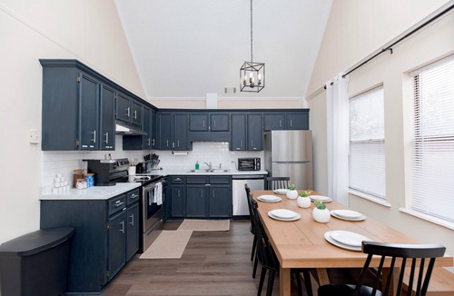 Perry House | AtHome+1 Stay | 3BR Pet Friendly | Perry Fair