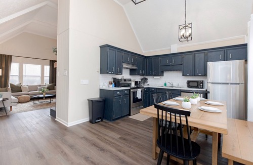 Perry House | AtHome+1 Stay | 3BR Pet Friendly | Perry Fair