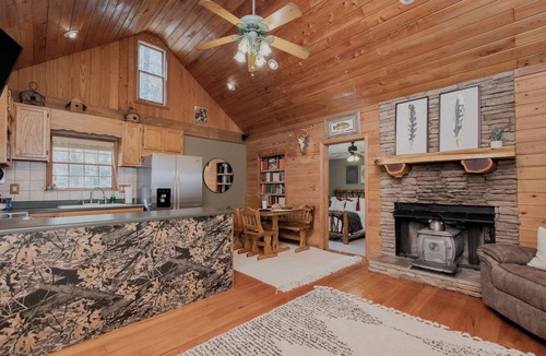Peach County House | AtHome+1 Stay | Cozy 2BR Cabin | Fall Views