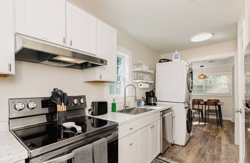 Perry House | AtHome+1 Stay | Quaint 1BR | Downtown Perry