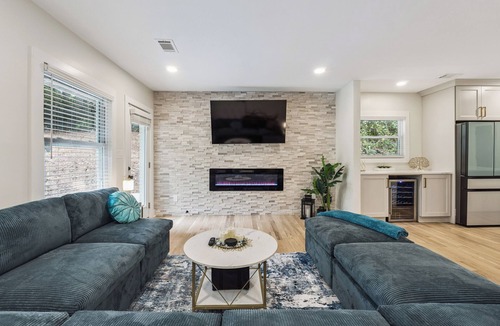Atlanta House | Atlanta Oasis Upscale Home Pool HotTub Firepit BBQ 8 max