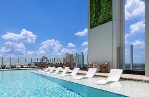 Downtown Atlanta Apartment | Atlanta | Skyline Stay | Pool & Downtown Access