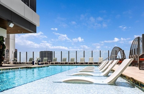 Downtown Atlanta Apartment | Atlanta | Skyline Stay | Pool & Downtown Access