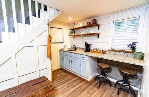 East Point House | Atlanta Treehouse 9BR Hot tub Fire Pit 15 Min to ATL