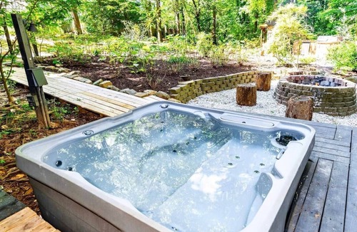 East Point House | Atlanta Treehouse 9BR Hot tub Fire Pit 15 Min to ATL