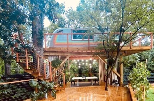 East Point House | Atlanta Treehouse 9BR Hot tub Fire Pit 15 Min to ATL