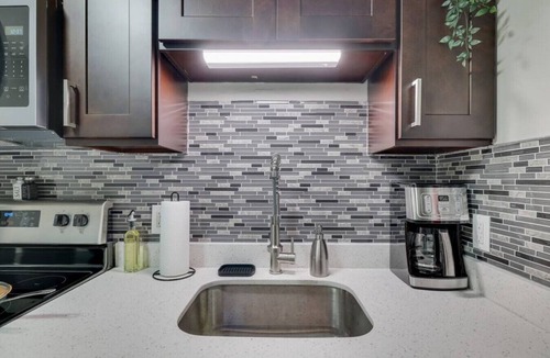 Allentown Apartment | Atown Hidden Gem - Balcony