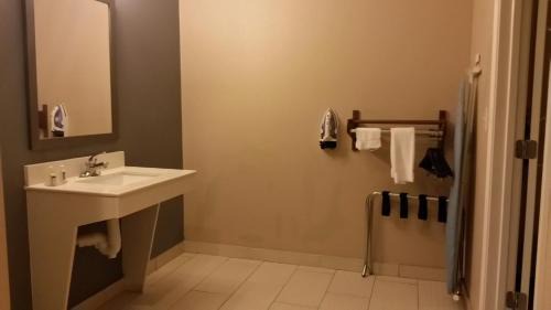 Three Rivers Hotel | Atria Inn & Suites