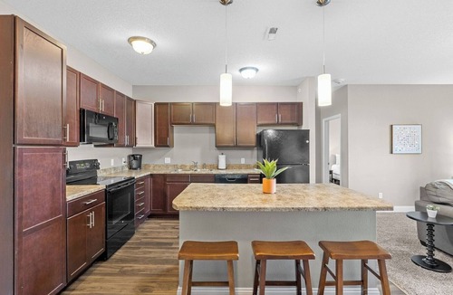 West Des Moines Apartment | Attached Garage | Onsite Gym | Fast Wifi
