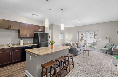 West Des Moines Apartment | Attached Garage | Onsite Gym | Fast Wifi