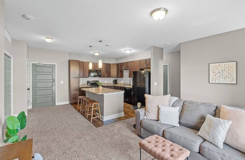 West Des Moines Apartment | Attached Garage | Onsite Gym | Fast Wifi