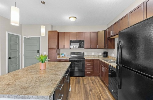 West Des Moines Apartment | Attached Garage | Onsite Gym | Fast Wifi