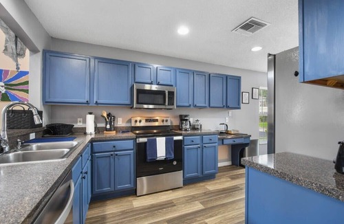 Lake Berkley House | Attention Star Wars fans! Amazing 6 BR pool