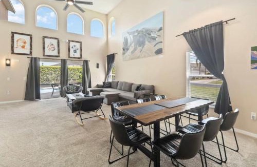 Lake Berkley House | Attention Star Wars fans Amazing 6 BR pool