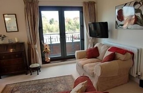 Diglis Apartment | Attractive Waterside Apartment