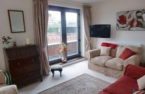 Diglis Apartment | Attractive Waterside Apartment