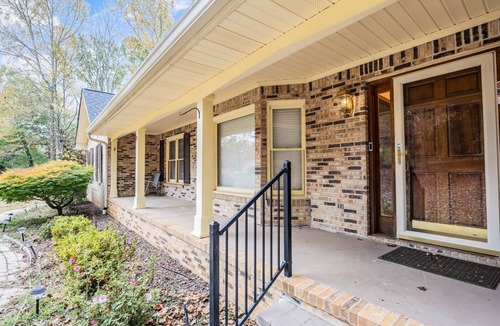 Fayetteville House | Attractively decorated with a tree house view