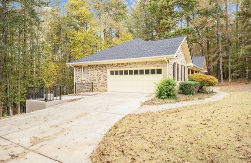 Fayetteville House | Attractively decorated with a tree house view