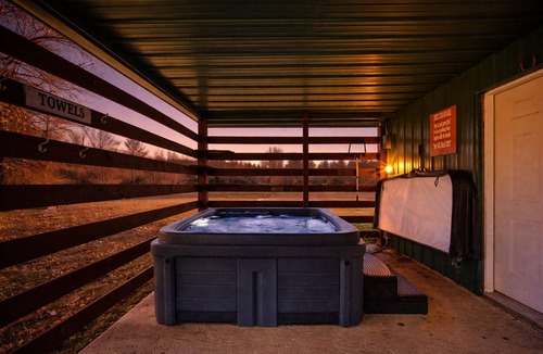 Smithville Cabin | ATV Trails + Hot Tub + Dog Friendly Cabin + Blackjack and Texas Hold’em Table