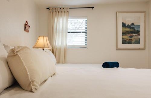 Sweetbriar House | ATX 4BR SoCo Group Stay King Bed, Rain Shower & Walk to SoCo Eats & Vibes