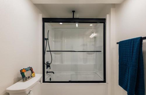 Sweetbriar House | ATX 4BR SoCo Group Stay King Bed, Rain Shower & Walk to SoCo Eats & Vibes
