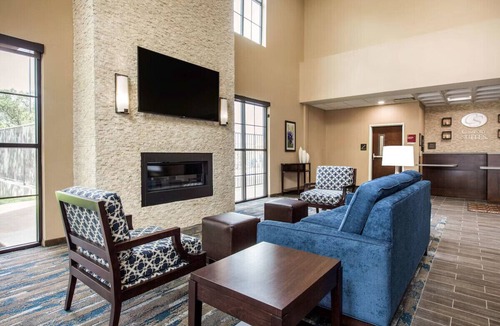 Franklin Park Hotel | ATX Adventure Base: King Suite w/Breakfast & Pool