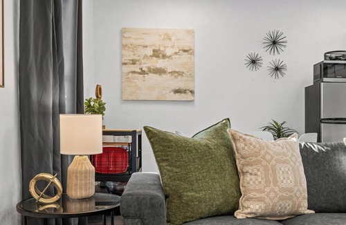 Austin Apartment | ATX Airport Retreat Pet-Friendly w Yard, EV Charger, Grill & Quick AUS Access