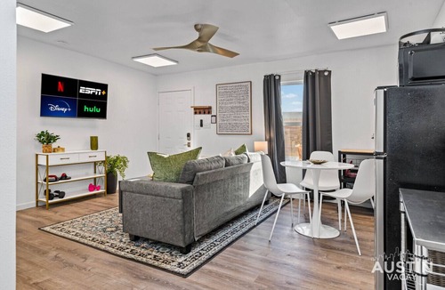 Austin Apartment | ATX Airport Retreat Pet-Friendly w Yard, EV Charger, Grill & Quick AUS Access