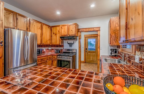 Austin House | ATX Hideaway - Heated Pool/Jacuzzi/Firepit/Sleep 14