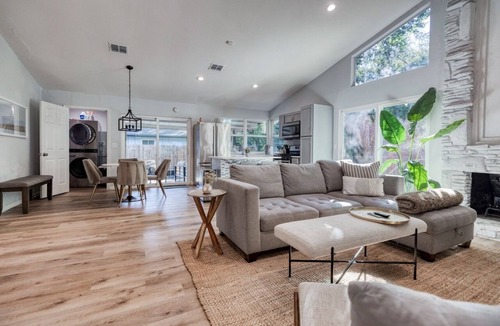 Franklin Park House | ATX, Hot Tub, 5 Beds 2 Bath, Pets, BBQ, Backyard