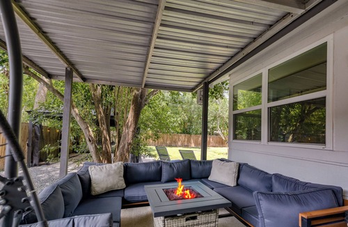 Franklin Park House | ATX, Hot Tub, 5 Beds 2 Bath, Pets, BBQ, Backyard