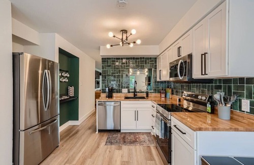 Sweetbriar House | ATX Jukebox | Jacuzzi | Shuffleboard | Fire Pit