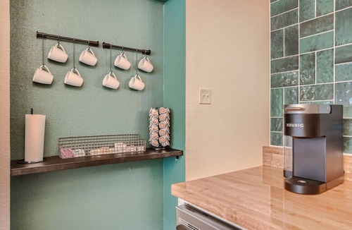 Sweetbriar House | ATX Jukebox | Jacuzzi | Shuffleboard | Fire Pit