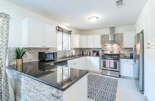 Austin House | ATX Oasis retreat - pool, hot tub, games & more! Trendy modern setup.