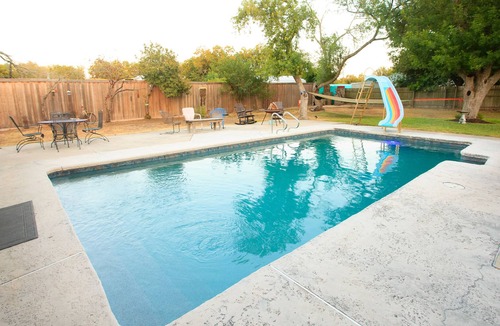 Manchaca House | ATX Revive | Hot Moonlight Baths | 15 mins to DT | Pool | 14 guests